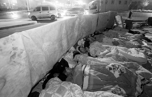 在寒冷的冬夜，為了能省點(diǎn)錢，方便接活，民工們?nèi)运跇蛳隆? complete=