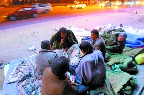 寒風(fēng)里，他們以打牌來打發(fā)枯燥的生活。