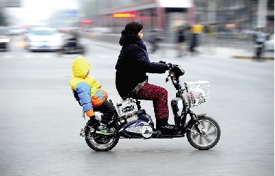 昨日下午，隴海西路桐柏路口，紅燈亮起的瞬間一輛電動車闖過路口。