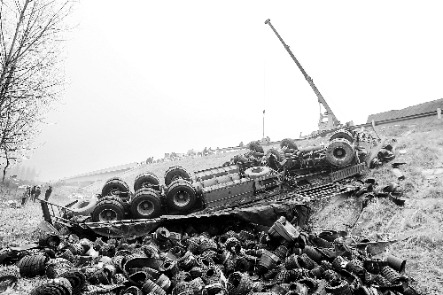 　一輛貨車沖開(kāi)護(hù)欄翻下高速，輪胎散落一旁