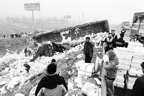 　京港澳高速長(zhǎng)葛段，又一輛拉蔬菜的車翻在路邊
