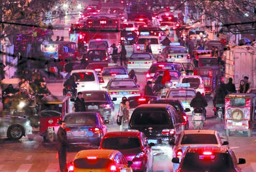 昨晚11點，二七廣場仍較擁堵。圖為東太康路在擁堵中。