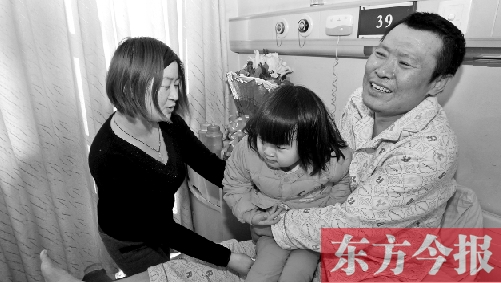 李剛患骨肉瘤急需手術(shù)，最放心不下的就是他的妻子、女兒