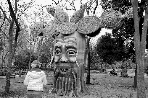 2月5日，游人在鄭州市人民公園內(nèi)欣賞一個(gè)由廢舊塑料瓶做裝飾的造型花燈。記者 王 錚 攝