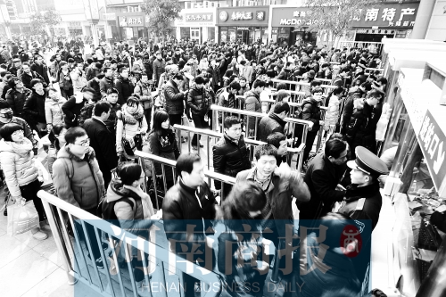 節(jié)后，鄭州火車(chē)站迎來(lái)旅客返程高峰