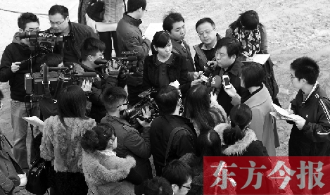 經(jīng)適房“下課”，公租房的申請(qǐng)、租金等備受關(guān)注，圖為鄭州市房管局規(guī)劃和住房保障處處長(zhǎng)馮榮智被媒體記者“