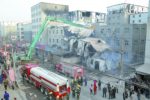 風(fēng)助火勢(shì)，6座相鄰的居民樓加建的板房樓陸續(xù)被大火引燃。