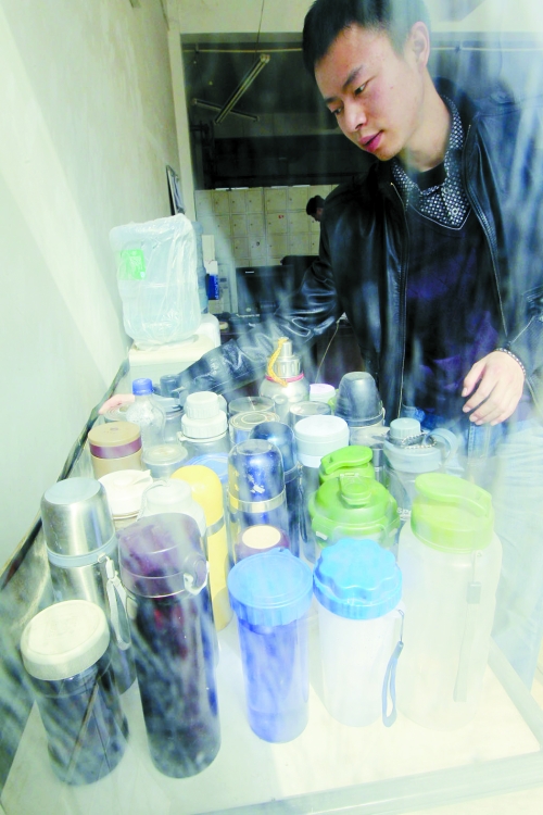 怕堵在路上，公交司機不敢喝水，把杯子放在了調度室