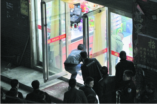 鄭州:男子劫持售貨員 談判專(zhuān)家苦苦“攻心” 鄭州:男子劫持售貨員 談判專(zhuān)家苦苦“攻心”