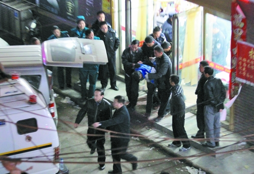 鄭州:男子劫持售貨員 談判專(zhuān)家苦苦“攻心” 鄭州:男子劫持售貨員 談判專(zhuān)家苦苦“攻心”