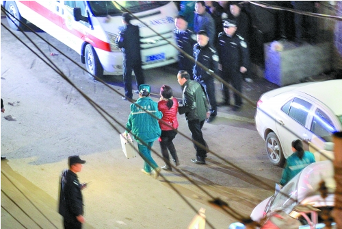 鄭州:男子劫持售貨員 談判專(zhuān)家苦苦“攻心” 鄭州:男子劫持售貨員 談判專(zhuān)家苦苦“攻心”