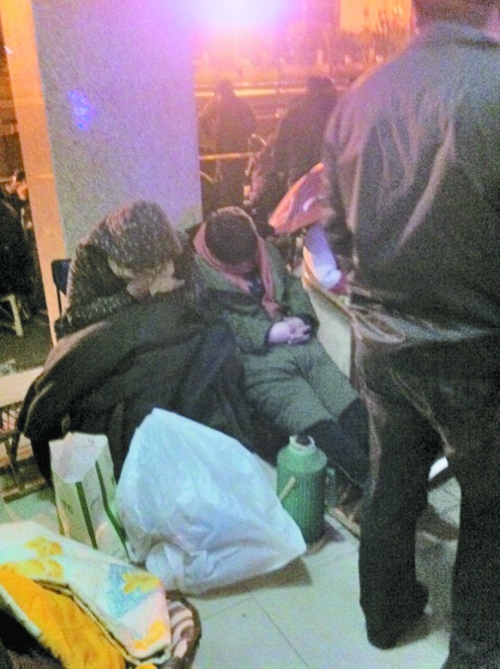 鄭州：500多人坐街頭排號選房 工作人員承認(rèn)工作不足