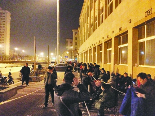 鄭州：500多人坐街頭排號選房 工作人員承認(rèn)工作不足