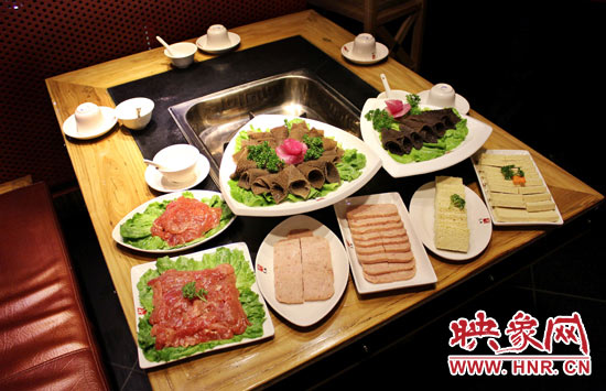 巴奴毛肚火鍋主打的就是半份的菜品。例如這個巴奴毛肚，整份的是42元，而半份只要21元，既便宜又實惠。