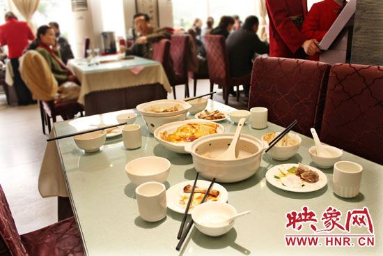 3月22日，阿五美食英協(xié)路店幾位顧客用完餐后，盤子里的食物所剩無幾。