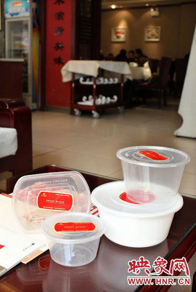 阿五美食英協(xié)路店為顧客提供的各種大小的打包餐盒。