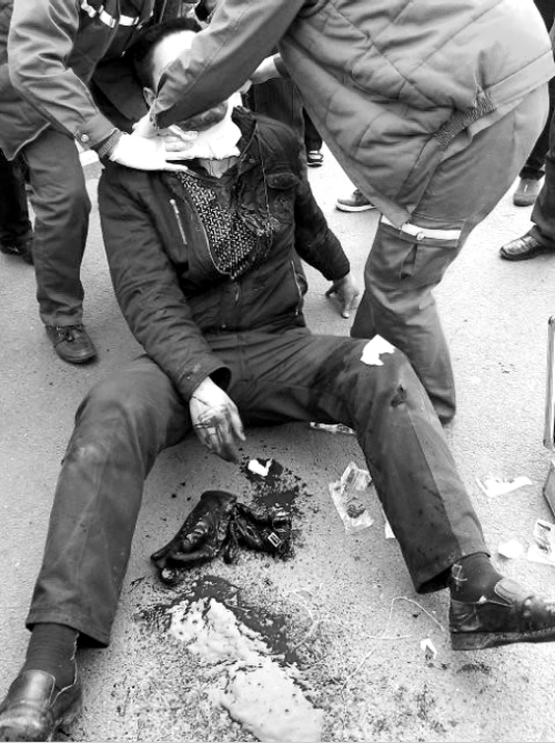 醫(yī)護(hù)人員在對傷者實施緊急搶救(網(wǎng)友供圖) 醫(yī)護(hù)人員在對傷者實施緊急搶救(網(wǎng)友供圖)