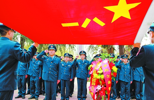 　　“我宣誓:保衛(wèi)祖國藍(lán)天不受侵犯!”4月3日,濟(jì)空某部的官兵來到內(nèi)鄉(xiāng)縣烈士陵園掃墓,通過敬獻(xiàn)花籃、