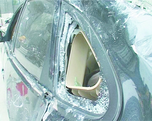 爆炸導(dǎo)致部分窗玻璃碎裂掉落,殃及樓下停放的轎車。