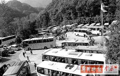 嵩縣各個(gè)景區(qū)門(mén)前都是車(chē)水馬龍 嵩縣各個(gè)景區(qū)門(mén)前都是車(chē)水馬龍