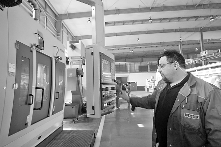 　　▲5月7日，來(lái)自德國(guó)的專(zhuān)家正在中原內(nèi)配股份有限公司的生產(chǎn)線上調(diào)試設(shè)備。