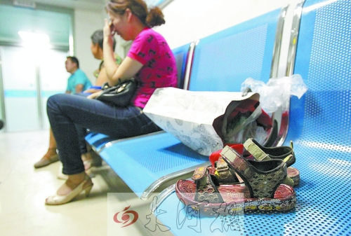 7歲男孩去廁所被“精神病”大男孩捅十多刀,孩子父母和孩子姥姥在手術(shù)室前痛哭。孩子的涼鞋上全是血跡。