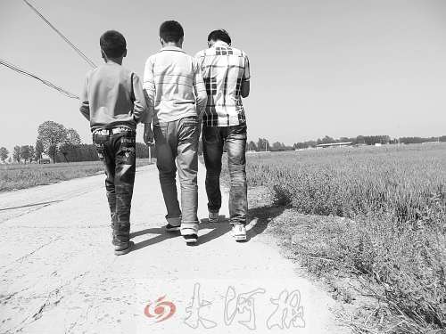 親眼目睹小伙伴在自己面前慘遭橫禍,三個孩子變得異常沉默。