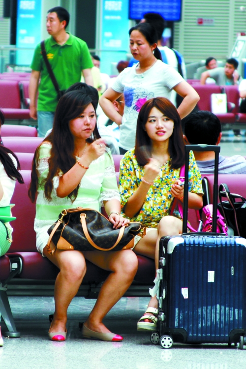 實(shí)在太熱，有個(gè)美女拿身份證當(dāng)扇子用