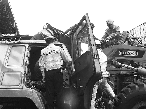 　　調(diào)來鏟車，幫忙救人。