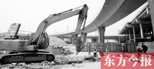 施工方稱為配合另一工程開工移管道 預(yù)計(jì)6月中旬或6月底恢復(fù)通車 施工方稱為配合另一工程開工移管道 預(yù)計(jì)6月中旬或6月底恢復(fù)通車