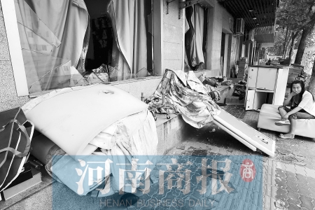　多間臨街商鋪夜間被砸，店里的沙發(fā)、貨品等被搬到了戶外  侯建勛/攝