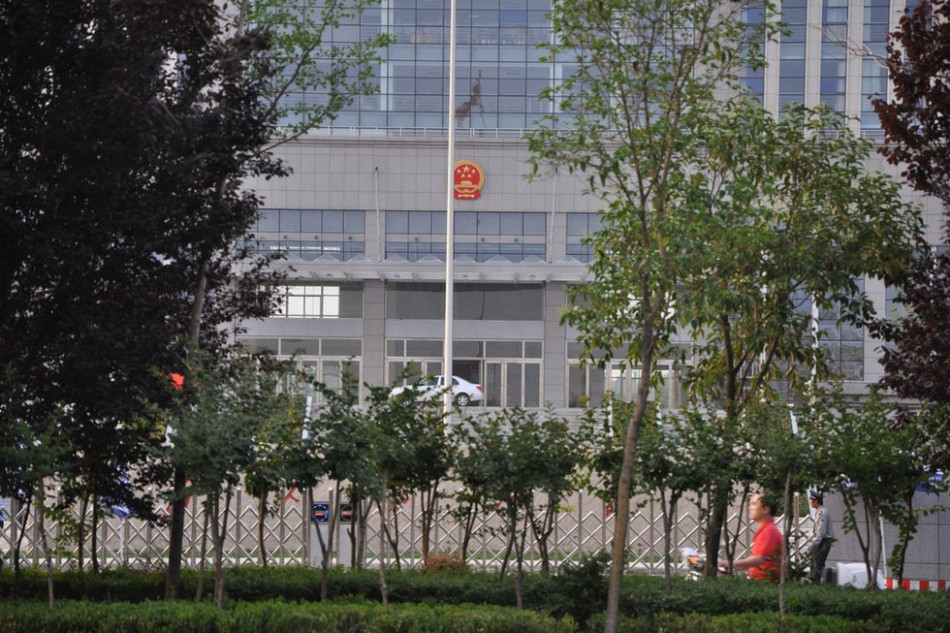 　　圖為魏都區(qū)政府門前的國徽和隱約的“為人民服務”字樣。來源：光明網