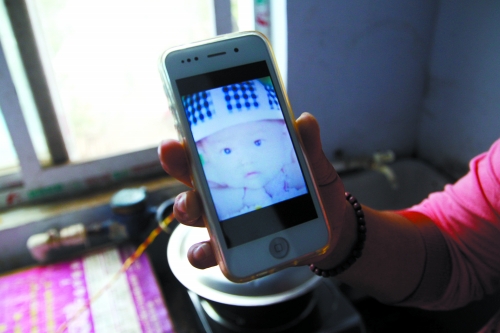 兒子過(guò)去的照片,她一直存在手機(jī)里 兒子過(guò)去的照片,她一直存在手機(jī)里