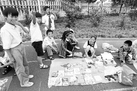 小學(xué)生當(dāng)?shù)財(cái)偫习?，擺起攤來也很專業(yè)