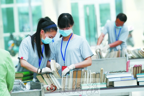 工作人員正在忙著整理書(shū)籍,逐一登記、歸類(lèi)。