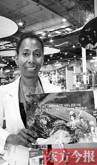 桑麗莎的童話書《皇帝、新娘與龍袍》在上海世博會加勒比聯(lián)合館與中國讀者見面 資料圖片 桑麗莎的童話書《皇帝、新娘與龍袍》在上海世博會加勒比聯(lián)合館與中國讀者見面 資料圖片