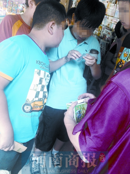 小賣鋪內(nèi)，孩子們圍在一起查看“中獎(jiǎng)”情況