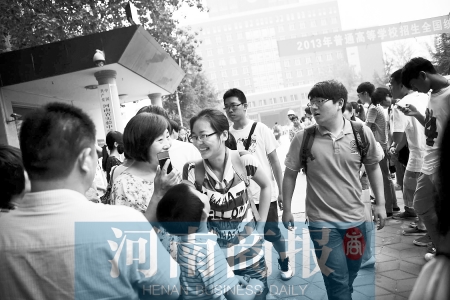 考場(chǎng)外，家長(zhǎng)用溫暖的笑容迎接孩子