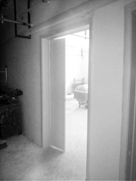 原有的太平間被扒了，又新建了一個