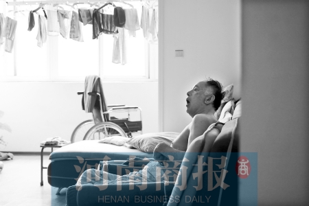 金老先生因偏癱生活不能自理，鄰居說，平時經(jīng)?？吹阶o(hù)工和老人的弟弟前來照顧 實習(xí)生 唐韜/攝