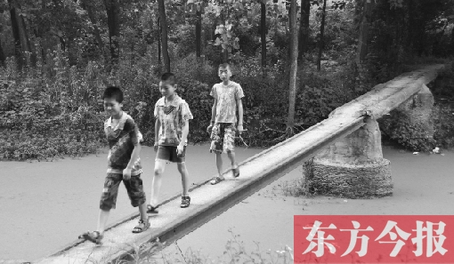 這座寬僅0.4米的危橋，承擔(dān)著1000多人的出行