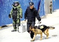 排爆專家、警犬在現(xiàn)場待命。