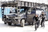 特警的突擊車到達現(xiàn)場。