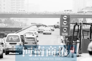 紫荊山立交橋上橋口，已經有非綠標車禁止通行的標志 王春勝/攝