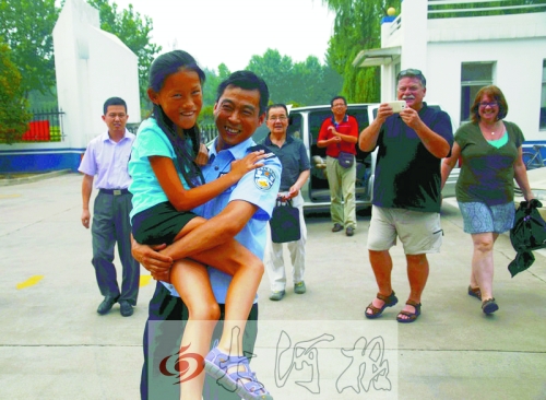 黨心松一行人剛下車，楊衛(wèi)軍就一把抱起了她，流露出幸福的笑容，不遠處史蒂夫拍照銘記這一刻。