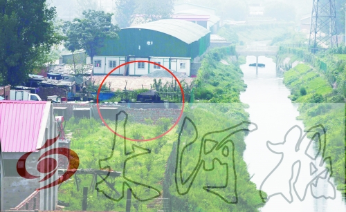 　彩虹橋西南側(cè)有一個(gè)大型地溝油加工窩點(diǎn)，廢水流入旁邊的排水渠。