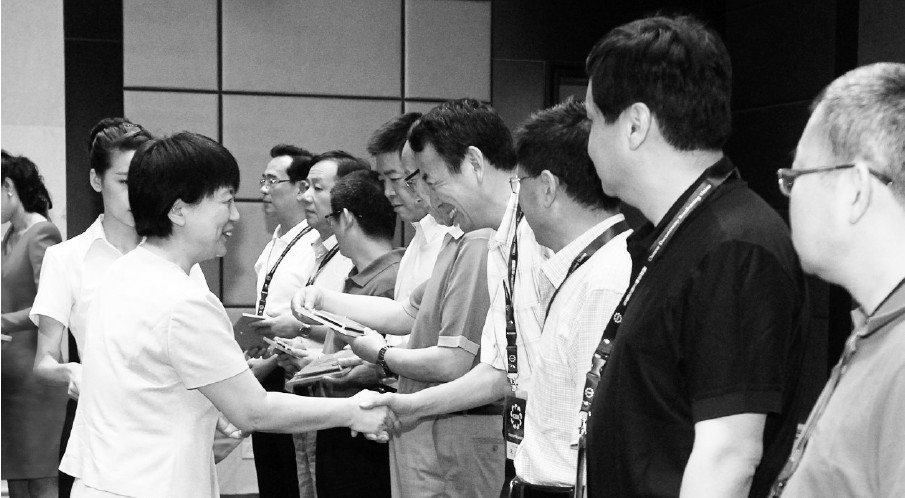 河南省委常委、宣傳部長趙素萍給中國紀錄片播出聯(lián)盟理事臺發(fā)放牌匾 河南省委常委、宣傳部長趙素萍給中國紀錄片播出聯(lián)盟理事臺發(fā)放牌匾