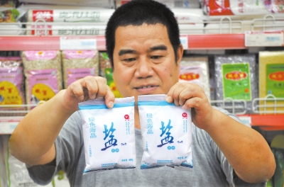 在漯河一家超市，市民選購的“高價鹽” 記者仵樹大攝