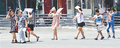  街頭，遮擋陽光是一門“技術(shù)活”。