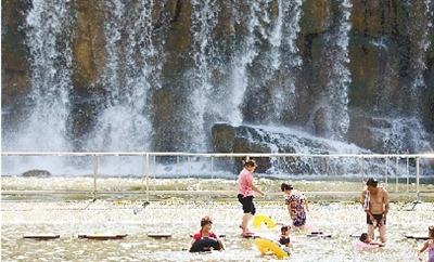 能玩水的地方，人一定多。